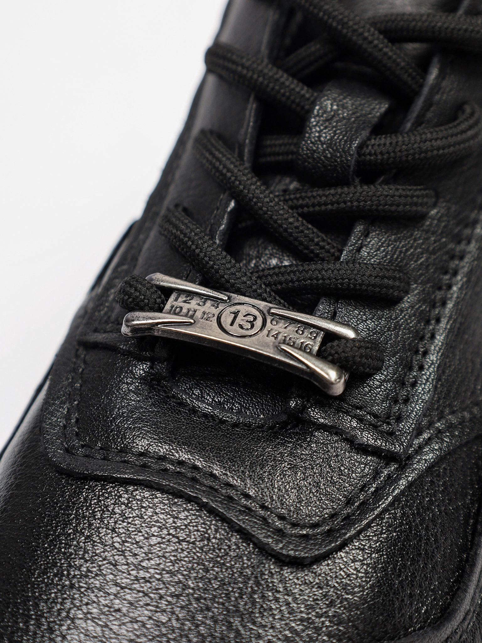 Кроссовки черного цвета с пряжкой на рельефной подошве 